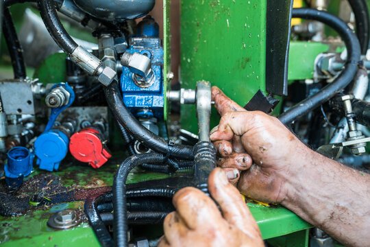 Tractor and combine hydraulic repair at Ames Hydraulics