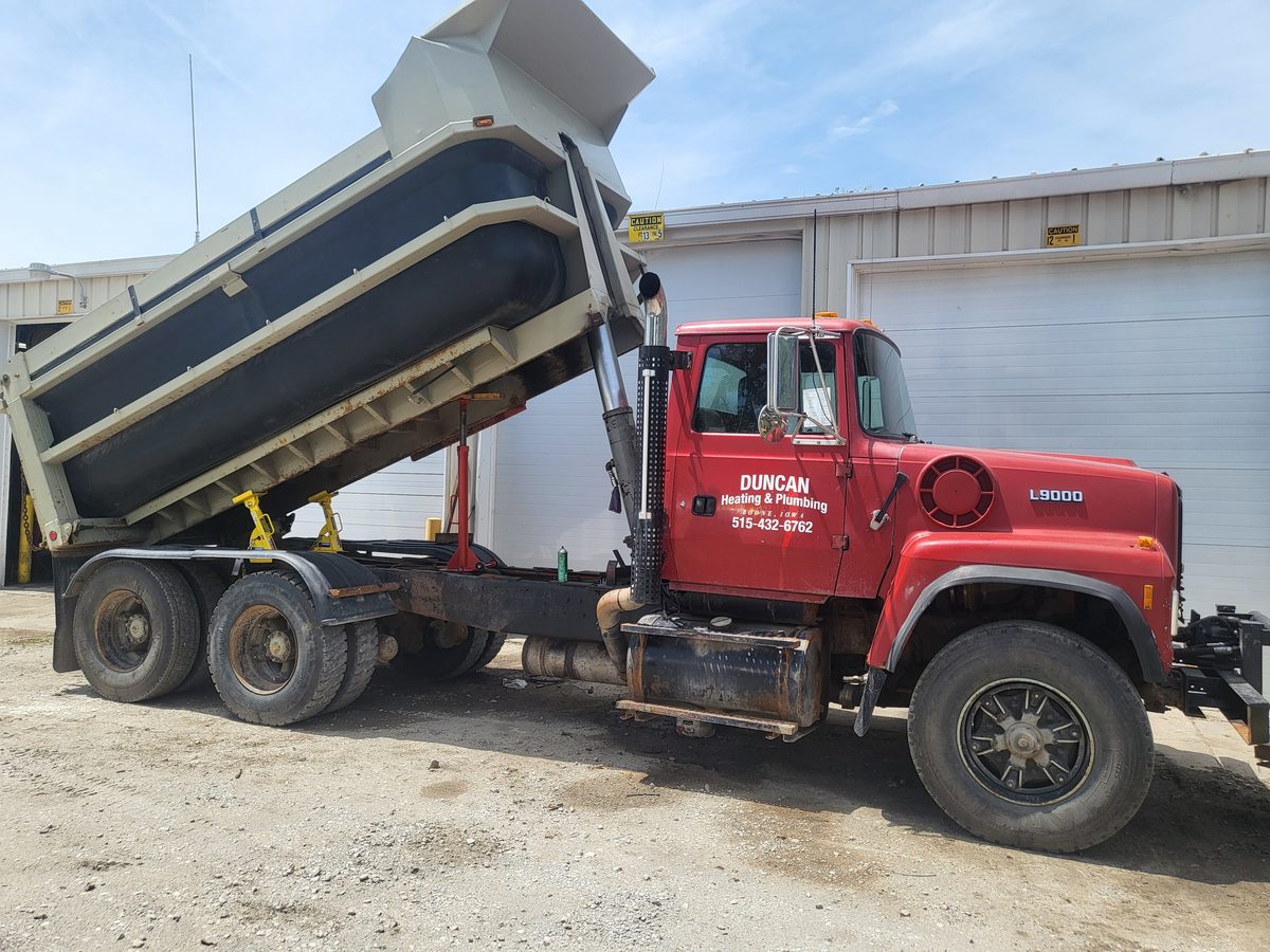 Dump truck hydraulic valve replacement